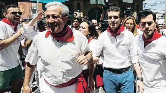  ?? JESUS DIGES / EFE ?? Pablo Casado visitó ayer Pamplona, donde fue increpado por un grupo de abertzales radicales