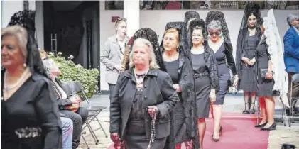  ?? S. GARCÍA ?? Desfile de mujeres de mantilla, ayer, en el Museo Luis de Morales.