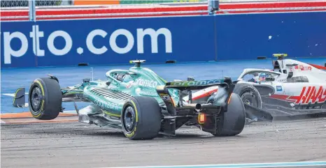  ?? FOTO: FLORENT GOODEN/IMAGO ?? Tragisches Ende statt erste Punkte: Mick Schumacher (rechts) kollidiert kurz vor Rennende mit Sebastian Vettel (links).