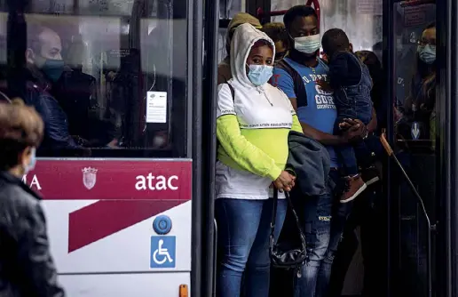  ??  ?? A bordo Nelle ore di punta,ma non solo vista la necessità di viaggiare a capienza ridotta, i passeggeri dei mezzi pubblici si ritrovano accalcati