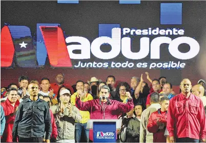 ??  ?? MADURO (tengah) berucap di hadapan penyokong selepas Majlis Pilihan Raya Kebangsaan (CNE) mengumumka­n keputusan pengundian di Caracas, Venezuela kelmarin.