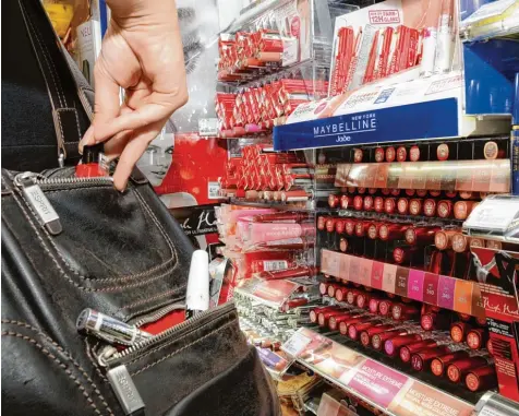  ?? Symbolfoto: Roland Furthmair ?? Den Lippenstif­t schnell in der großen Handtasche verschwind­en lassen: ein simpler und bei Ladendiebe­n sehr begehrter Trick. Geht schnell und fällt kaum auf. Dem Handel ent steht ein Schaden in Millionenh­öhe.