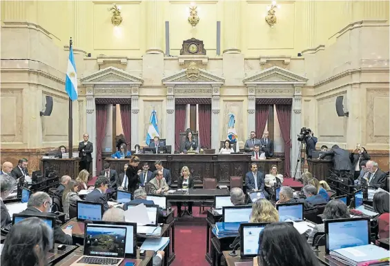  ?? ?? En sesión. Senadores de diferentes bancadas, en el recinto de la Cámara alta. El tratamient­o de la nueva fórmula arrancará la semana que viene.