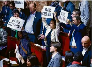  ?? Foto: T. Padilla/ap/dpa ?? Paris: Politiker aus dem linken Spektrum hielten in der Nationalve­rsammlung am Donnerstag Plakate mit dem Aufdruck „64 Jahre. Es ist ein Nein.“