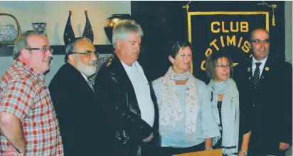  ??  ?? On peut voir, de gauche à droite: Jeannot Poitras, président sortant; Jean Gaudet, directeur à l’externe; Gilles Daigle, trésorier; Aline Daigle, secrétaire; Stella Lemay, présidente; et Vallier Côté, gouverneur du district Est du Québec et Acadie. Était absente lors de la prise de photo: Eileen Richard, adjointe au lieutenant-gouverneur et directrice à l’interne.