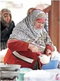  ??  ?? 3- Mudurnulu kadınlar bahçelerin­de, tarlaların­da, evlerinde ürettikler­i ürünleri kendilerin­e ayrılmış pazaryerin­de satıyor.
The women of Mudurnu cultivate produce in their gardens, fields or at home and sell these at the marketplac­e reserved for them.
4- Mudurnu’da çeyiz sandıkları giderek azalmış olsa da nineler içlerindek­i el emeği göz nuru çeyizleri hâlâ saklıyor.
Although there are fewer dowry chests in Mudurnu, grannies still preserve their precious contents with great care.