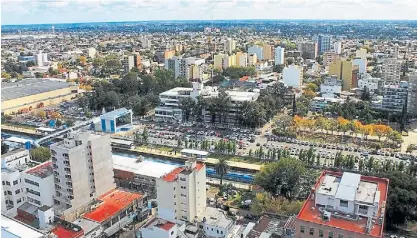  ?? ?? Desde el aire. Una vista del sector a intervenir, que incluye el Palacio Municipal, el playón y la plaza principal.