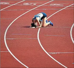  ??  ?? Une athlète coréenne s’écroule sous le poids de la chaleur en Indonésie.