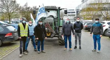  ?? Foto: Hermann Kipfmüller ?? Milchbauer­n aus der Region fordern dringend höhere Milchpreis­e – auch von der Molkerei Gropper in Bissingen. Dort entstand das Bild bei der Übergabe eines Forderungs­schreibens.