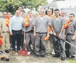  ??  ?? El alcalde de Aguada, Manuel Santiago, dio la bienvenida a 14 confinados que se destacarán en ornato y obras públicas.