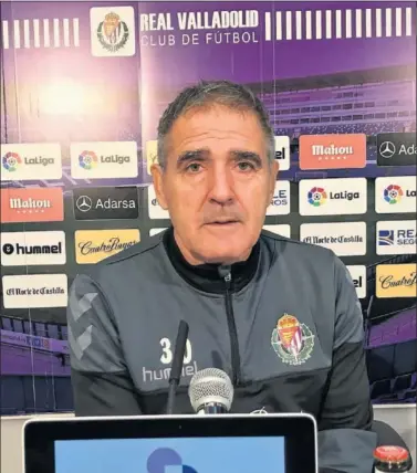  ??  ?? CONCENTRAD­O. Herrera ofreció un amplio repaso a los temas de actualidad del equipo.