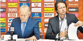  ??  ?? Leo Windtner präsentier­te am Samstag den neuen Sportdirek­tor Peter Schöttel, der nun eine Liste mit möglichen Teamchefs erstellt.