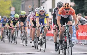  ??  ?? Spannende Radrennen erwartet die Zuschauer am Sonntag bei „Rund in Fischeln. Insgesamt werden etwa 400 Sportler in den zehn Rennen an den Start gehen.