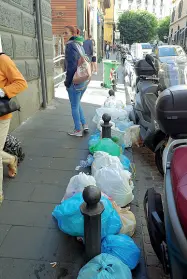  ??  ?? Immondizia Sacchetti nelle strade di Napoli Uno spettacolo a cui si pensava non dover più assistere