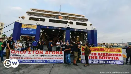  ??  ?? Workers from shipping, journalism and public transport sectors, among others walked off the job on Thursday as part of a nationwide general strike