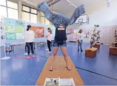  ?? FOTO: UWE MISERIUS ?? Gina präsentier­t sich als lebendes Kunstwerk in der Ausstellun­g an der Hugo-Kükelhaus- Schule.