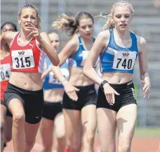  ?? FOTOS: RALF GÖRLITZ ?? Anna Schall (auf dem linken Bild rechts) von der LG Tuttlingen-Fridingen kehrte über 800 und 1500 Meter jeweils mit Silber von den Leichtathl­etik-Landesmeis­terschafte­n aus Ulm zurück. Links die Siegerin über 800 Meter Alisia Freitag von der TSG...