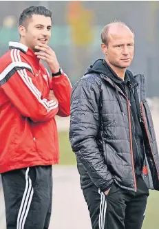  ?? RP-FOTO: JANICKI ?? Während Chefcoach und Sportliche­r Leiter Michael Kirschner nachdenkli­ch wirkt, freut sich Co-Trainer Meher Siala schon auf die neue Spielzeit.