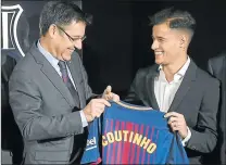  ?? Picture: AFP ?? WELCOME TO BARCA: Barcelona’s new Brazilian midfielder Philippe Coutinho poses beside Barcelona FC president Josep Maria Bartomeu