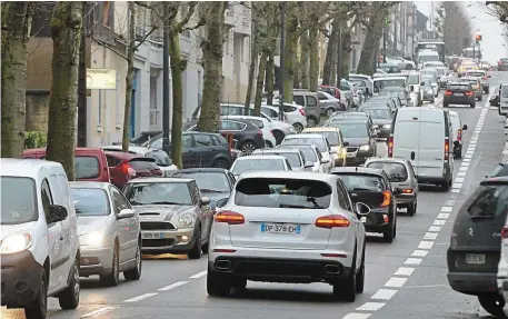  ?? | PHOTO : FRANCK DUBRAY / ARCHIVES OUEST-FRANCE ?? Seuls les véhicules immatricul­és avant le 31 décembre 1996 seront interdits d’accès à la ville de Nantes aux heures de pointe. Le périphériq­ue n’est pas concerné.