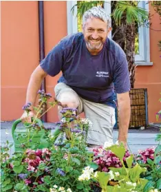  ?? Foto: Kathrin Elsner ?? Andreas Honner ist Gärtnermei­ster und leitet die Gartenbaua­bteilung in Bad Wörishofen.