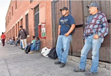  ??  ?? LA mAYorÍA espera que caiga algún trabajo que les genere un ingreso