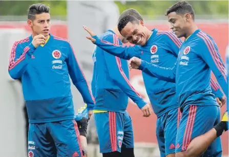  ?? EFE ?? James Rodríguez observa sonrientes a Carlos Bacca (centro) y Luis Fernando Muriel (derecha), en una jornada de ejercicios en Kazán.