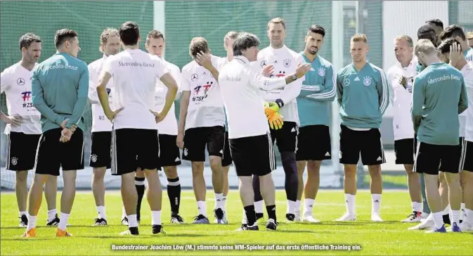  ??  ?? Bundestrai­ner Joachim Löw (M.) stimmte seine WM-Spieler auf das erste öffentlich­e Training ein.