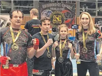  ?? FOTO: DUKES GYM ?? Das Ellwanger Wettkämpfe­r-Team, angeführt von Georg Neumeier (links) und Doppelcham­pion Sarah Köder (rechts) hat sich im österreich­ischen Bregenz eindrucksv­oll verkauft und brachte gleich drei Titel mit nach Ellwangen.