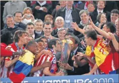  ??  ?? HISTÓRICO. Platini le entrega la Copa a Antonio López.