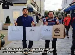  ??  ?? ATIQ dan Faris (kanan) membawa barangan ahli rombongan ketika beli-belah di La Vallee, Paris.