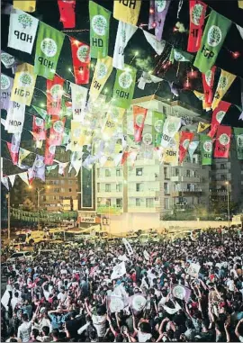  ?? EMRE TAZEGUL / AP ?? Una multitud celebra en Diyarbakir el resultado del partido kurdo