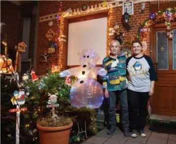  ?? FOTO JAN VAN DER PERRE ?? Eddy (63) en zijn vriendin zijn dol op Kerstmis, Pasen en Halloween.