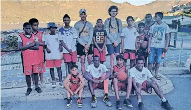  ?? ?? CAPE Town Tigers players Evans Ganapamo, back 5th from left, and Liam Reid, back 5th from right, with the Hout Bay Hurricanes players.