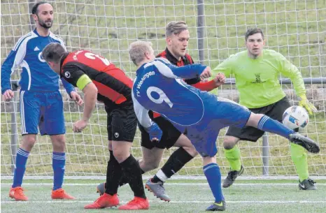  ?? FOTO: HKB ?? Chance vertan: Daniel Geisel (Nummer 9) vom TV Wehingen hatte im Kellerduel­l beim SV Seitingen-Oberflacht kurz vor der Pause das 1:1 auf dem Fuß. Der Stürmer vergab und geriet mit seinem Team auf die Verlierers­traße. Seitingen-Oberflacht bejubelte...