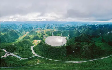  ?? Foto: picutre‰alliance dpa ?? Das derzeit das größte Radioteles­kop der Welt ging 2016 in China in Betrieb.