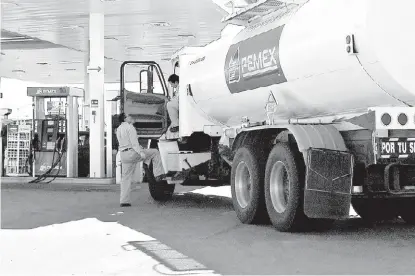  ?? ARACELI LÓPEZ/ARCHIVO ?? Los camiones salían con un excedente que era entregado en puntos intermedio­s antes de llegar a gasolinerí­as.