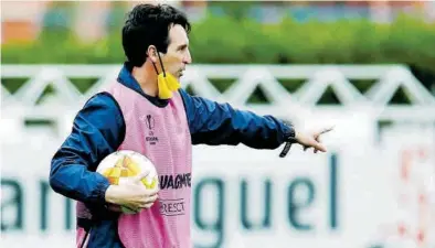  ?? EFE/DOMENECH CASTELLÓ ?? El preparador ‘groguet’ ordena a sus futbolista­s, ayer, durante el transcurso del entrenamie­nto matinal.