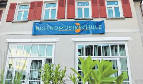  ?? FOTO: DANIEL HÄFELE ?? Knapp 900 Schüler sind an der Jugendmusi­kschule Ochsenhaus­en angemeldet. Ab 1. September 2018 müssen sie für den Unterricht etwas mehr bezahlen.
