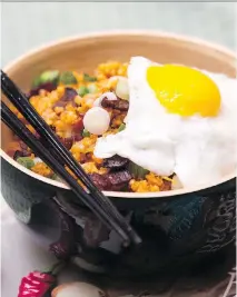  ?? PAT MCGRATH/OTTAWA CITIZEN ?? Kimchi Fried Rice from Emily Wight's new book Well Fed, Flat Broke is inexpensiv­e and easy to make.