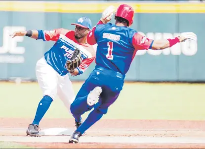  ??  ?? AL CONTACTO. Irving Falú se prepara para poner fuera a Roel Santos de Cuba en el partido de ayer. Estas dos novenas podría volver a medirse hoy en una semifinal si Dominicana vencía anoche a México.