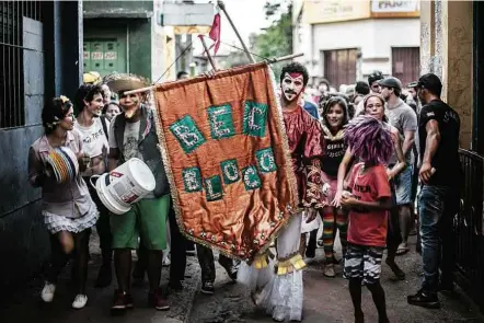  ?? Guimarães Filho/Coletivo Viramundo ?? Cortejo do coletivo Viramundo no centro de Belém; grupo usa atividades lúdicas para interagir com moradores de rua