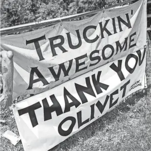  ?? NICK KING/LANSING STATE JOURNAL ?? Truckin’ Awesome owner Marty Martin, of Charlotte, hangs a thank you sign at the road where he ran his food truck on Monday in Olivet. Martin’s food truck was destroyed in a fire last week.