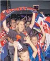  ?? FOTO: ANDREAS ROSAR ?? Kroatische Fans freuen sich in Stuttgart über den Sieg gegen Russland.