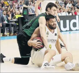  ?? FOTO: EFE ?? Nenad Dimitrijev­ic intenta robarle el balón a Felipe Reyes este domingo