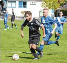  ?? Foto: Benninger ?? Alerheims Max Bauer (in Schwarz) schoss gegen Flotzheim zwei Tore. Die SGF ver passte am Ende den Ausgleich und kassierte den dritten Treffer.