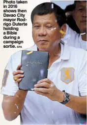  ??  ?? Photo taken in 2016 shows then Davao City mayor Rodrigo Duterte holding a Bible during a campaign sortie.