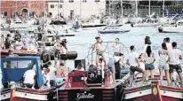  ?? ANDREA MEROLA (3) ?? Widerstrei­t der Stimmungen in Venedig – Feiern beim Redentore-Fest und Demonstrat­ion der Arbeiter im Hafen
Beim Redentore-Fest stoppte die Brücke für die Prozession schon bisher die Kreuzfahrt­schiffe