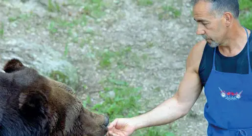  ?? ?? La vittima Fausto Iob, il custode forestale ucciso il 3 giugno scorso, si prendeva cura dell’orso Baloo del santuario di San Romedio