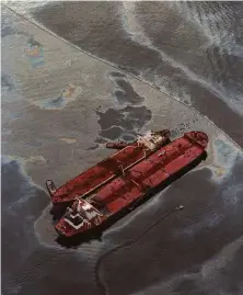  ?? Stapleton / Associated Press 1989 ?? A smaller tanker attempts to off-load crude oil from the Exxon Valdez, aground in Alaska’s Prince William Sound.